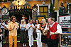 Live-Moderation von <b>DIXON</b> vor dem Restaurant 'Marchfelder Hof' in Deutsch-Wagram für das österr. Fernsehen
